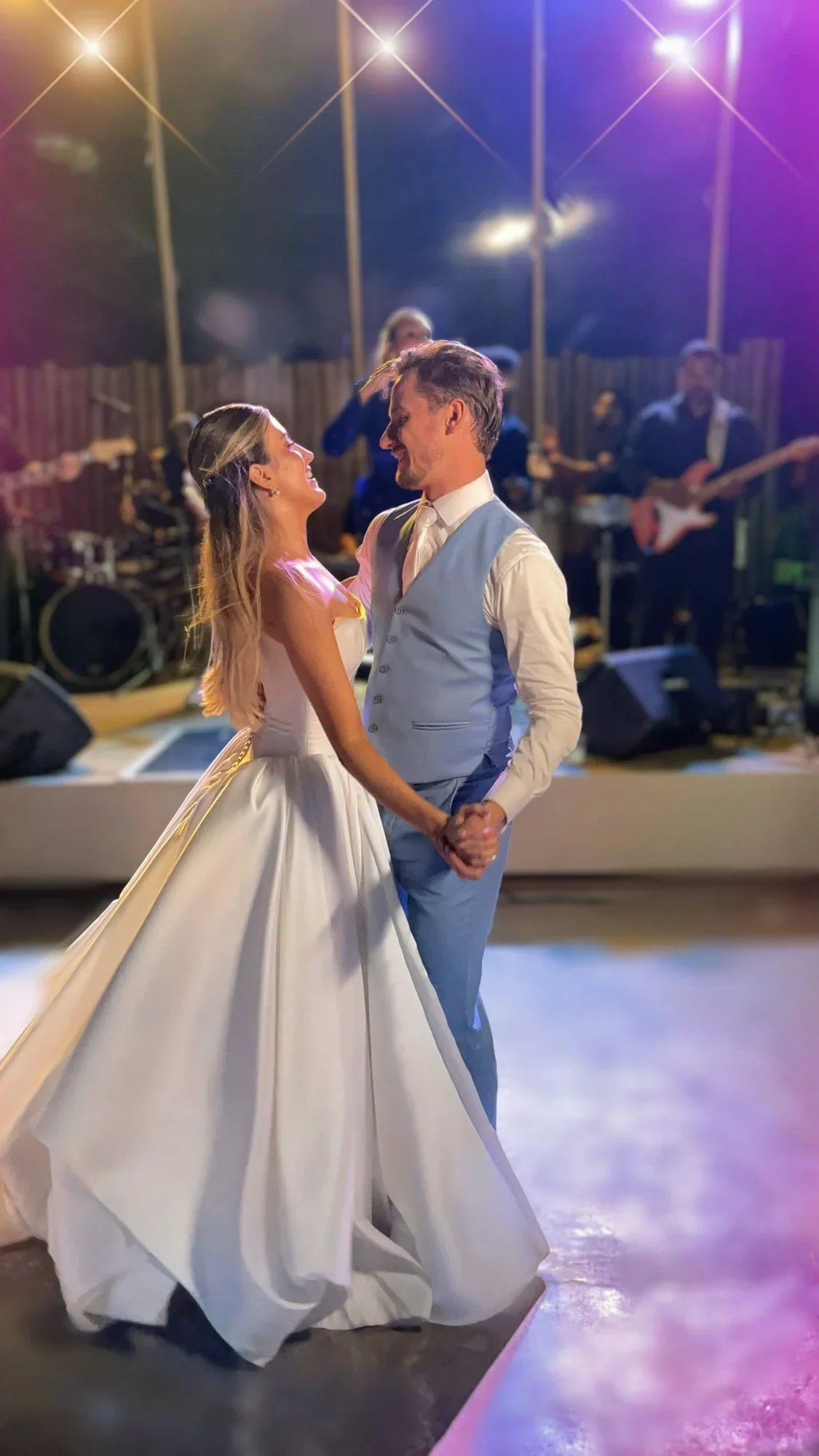 Noivos dançando diante da banda durante a festa de casamento