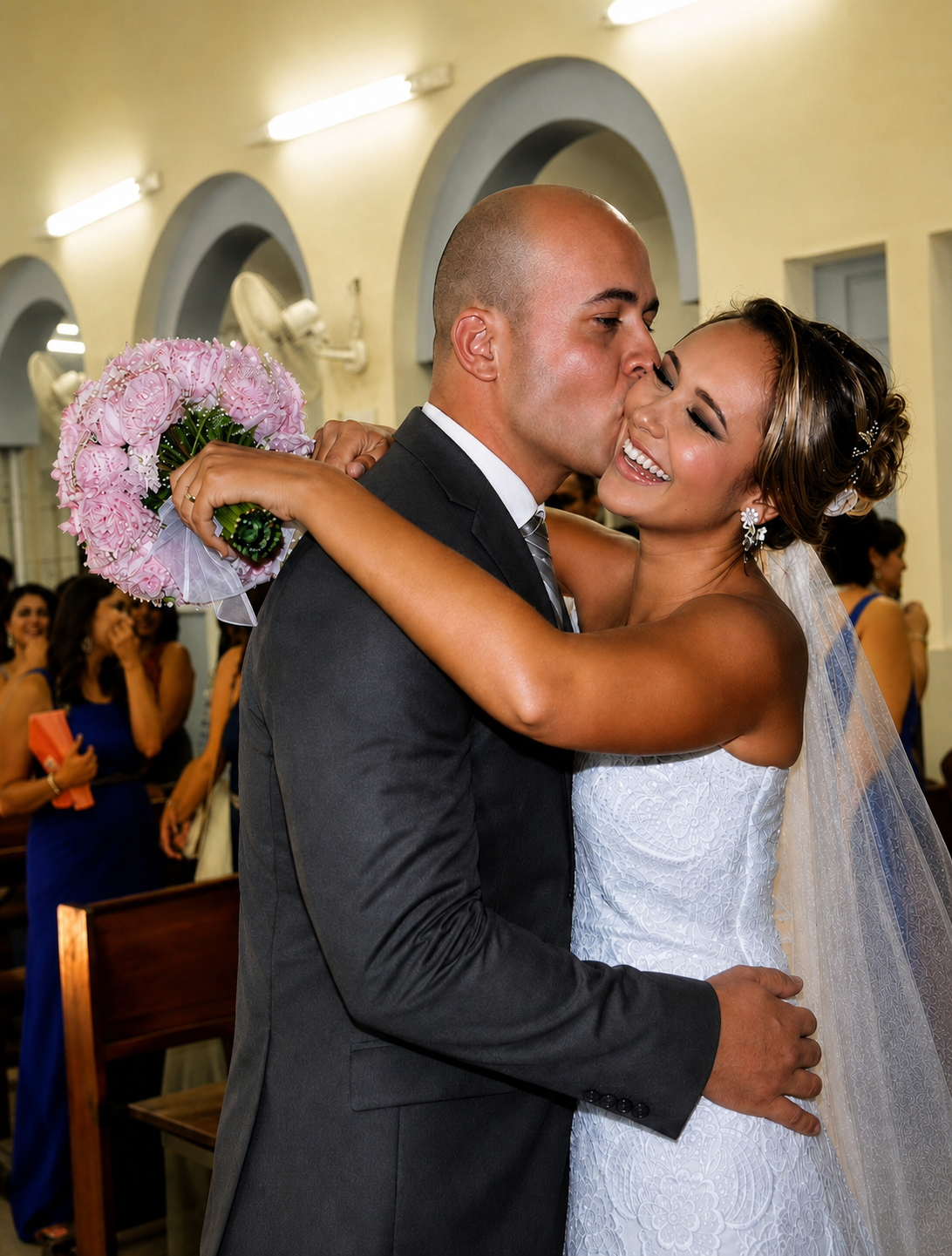 Tainá Xavier e Luidgy Meoli abraçados no casamento do casal