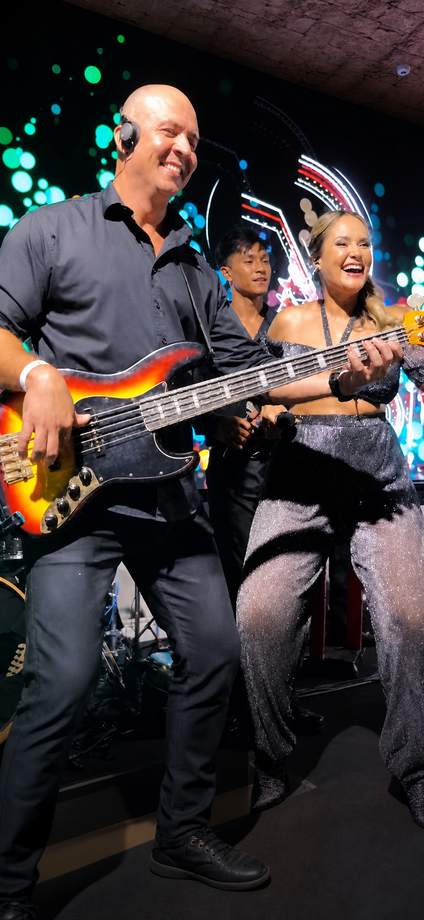 Tainá nos vocais ao lado de Meoli, baixista da banda, durante um show ao vivo